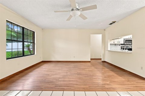 House in Deltona, Florida 3 bedrooms, 130.34 sq.m. № 2305896 - photo 17