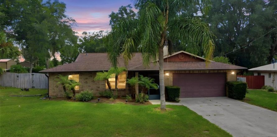 House in Deltona, Florida 3 bedrooms, 130.34 sq.m. № 2305896