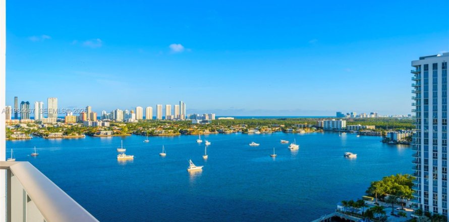 Condo in North Miami Beach, Florida, 2 bedrooms  № 2045806