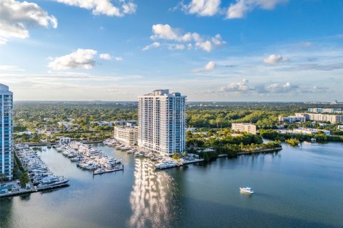 Condo in North Miami Beach, Florida, 2 bedrooms  № 2045806 - photo 18