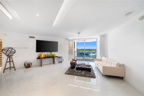 Condo in North Miami Beach, Florida, 2 bedrooms  № 2045806 - photo 7