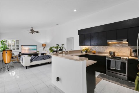 House in Orlando, Florida 3 bedrooms, 178.93 sq.m. № 2206693 - photo 12