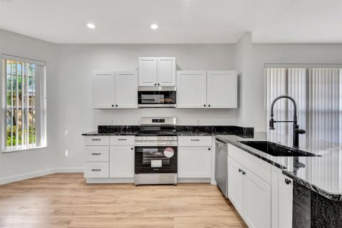 Villa ou maison à vendre à Sarasota, Floride: 2 chambres, 111.76 m2 № 2436798 - photo 6