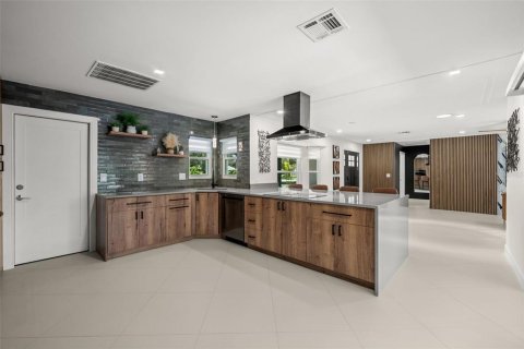 House in Sarasota, Florida 4 bedrooms, 176.42 sq.m. № 2393664 - photo 8