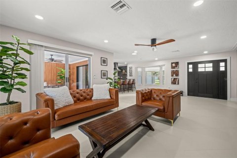 House in Sarasota, Florida 4 bedrooms, 176.42 sq.m. № 2393664 - photo 13