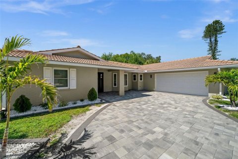 House in Sarasota, Florida 4 bedrooms, 176.42 sq.m. № 2393664