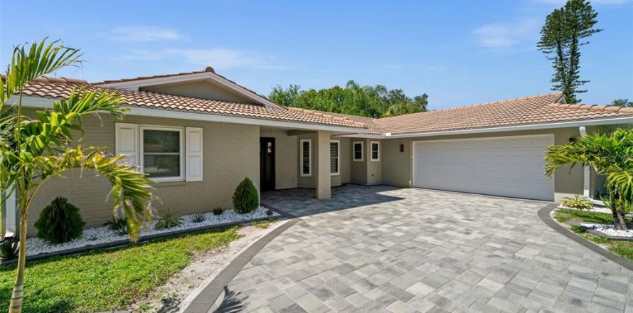 House in Sarasota, Florida 4 bedrooms, 176.42 sq.m. № 2393664