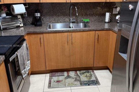Copropriété à vendre à Hialeah, Floride: 2 chambres, 99.41 m2 № 2240280 - photo 4