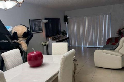 Condo à Hialeah, Floride, 2 chambres № 2240280