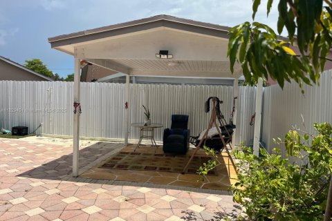 House in Miami, Florida 3 bedrooms, 112.5 sq.m. № 1809099 - photo 3