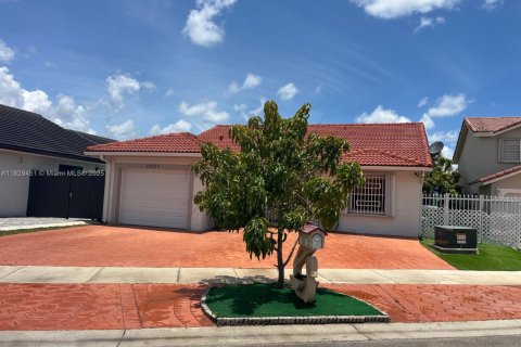 House in Miami, Florida 3 bedrooms, 112.5 sq.m. № 1809099 - photo 1