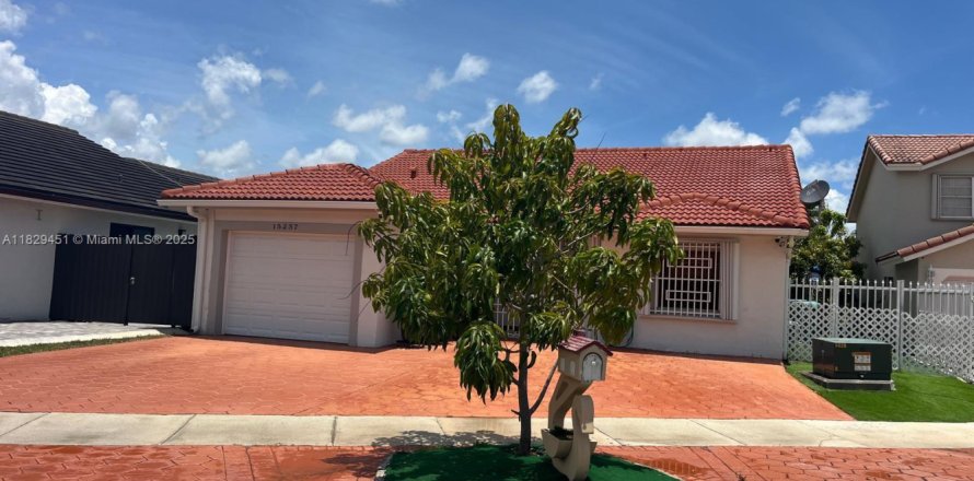 House in Miami, Florida 3 bedrooms, 112.5 sq.m. № 1809099