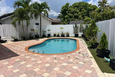 House in Miami, Florida 3 bedrooms, 112.5 sq.m. № 1809099 - photo 2