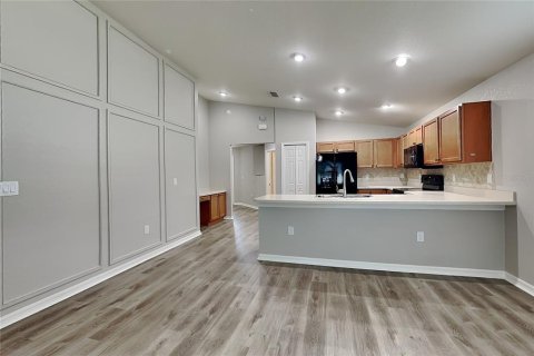 House in Haines City, Florida 3 bedrooms, 127.28 sq.m. № 2383441 - photo 2