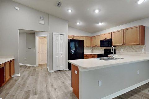 House in Haines City, Florida 3 bedrooms, 127.28 sq.m. № 2383441 - photo 5