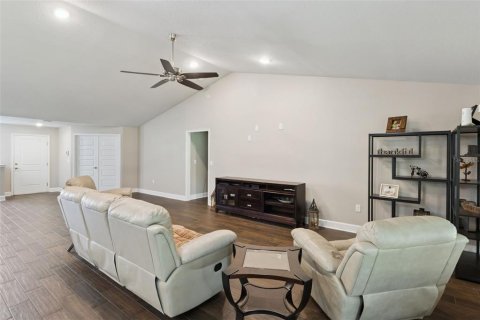 House in Auburndale, Florida 4 bedrooms, 237.18 sq.m. № 2092683 - photo 7