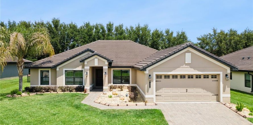 House in Auburndale, Florida 4 bedrooms, 237.18 sq.m. № 2092683