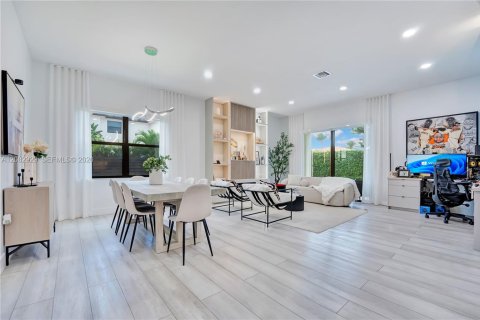 House in Miami Lakes, Florida 5 bedrooms, 283.35 sq.m. № 2346955 - photo 21