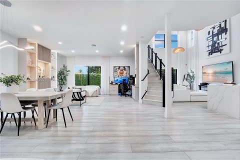 House in Miami Lakes, Florida 5 bedrooms, 283.35 sq.m. № 2346955 - photo 9