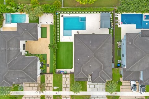 House in Miami Lakes, Florida 5 bedrooms, 283.35 sq.m. № 2346955 - photo 13