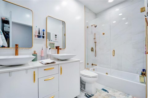 House in Miami Lakes, Florida 5 bedrooms, 283.35 sq.m. № 2346955 - photo 30