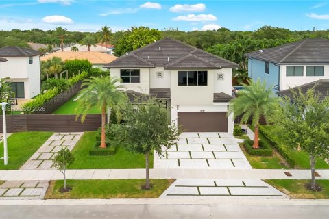 House in Miami Lakes, Florida 5 bedrooms, 283.35 sq.m. № 2346955 - photo 3