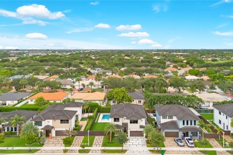 House in Miami Lakes, Florida 5 bedrooms, 283.35 sq.m. № 2346955 - photo 7