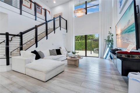 House in Miami Lakes, Florida 5 bedrooms, 283.35 sq.m. № 2346955 - photo 5