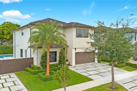 House in Miami Lakes, Florida 5 bedrooms, 283.35 sq.m. № 2346955 - photo 2