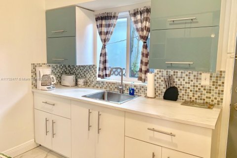 Immobilier commercial à vendre à Miami, Floride: 154.59 m2 № 1867924 - photo 9