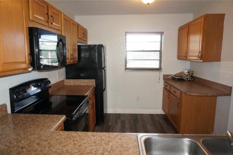 Condo in Punta Gorda, Florida, 2 bedrooms  № 2393732 - photo 9