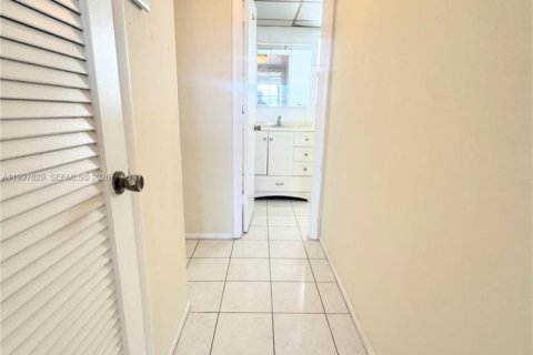 Снять в аренду кондоминиум в Санрайз, Флорида 1 спальня, 59.46м2, № 2060407 - фото 3