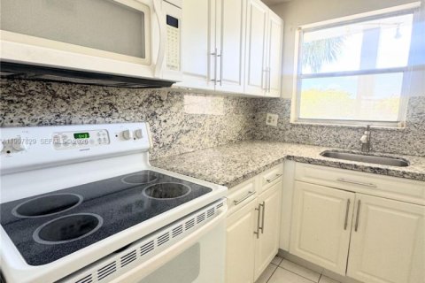 Кондоминиум с 1 спальней в Санрайз, Флорида № 2060407