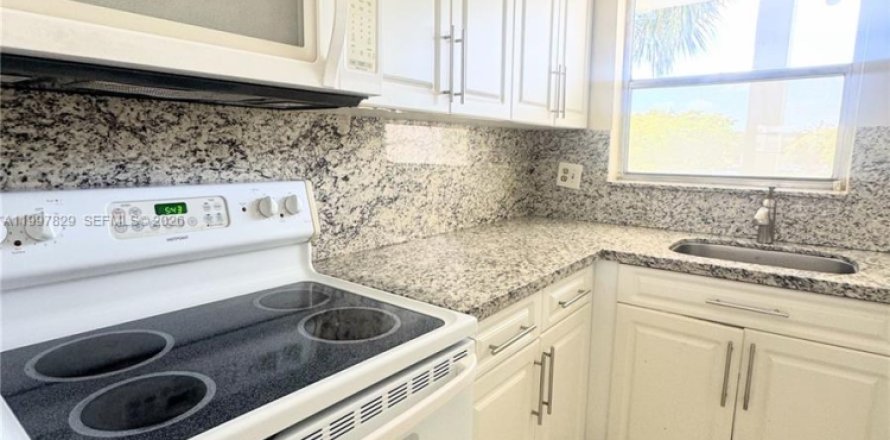 Кондоминиум с 1 спальней в Санрайз, Флорида № 2060407