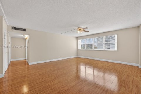 Condo in Hallandale Beach, Florida, 1 bedroom  № 1991221 - photo 5