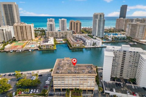 Condo in Hallandale Beach, Florida, 1 bedroom  № 1991221 - photo 19