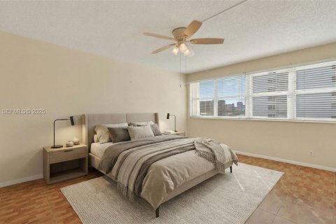 Condo in Hallandale Beach, Florida, 1 bedroom  № 1991221 - photo 12