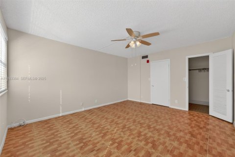 Condo in Hallandale Beach, Florida, 1 bedroom  № 1991221 - photo 11