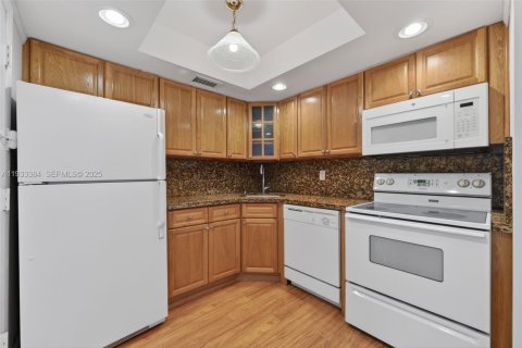 Condo in Hallandale Beach, Florida, 1 bedroom  № 1991221 - photo 2