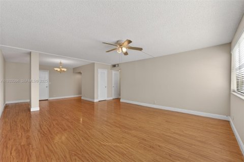 Condo in Hallandale Beach, Florida, 1 bedroom  № 1991221 - photo 3