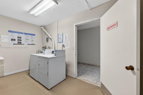 Condo in Hallandale Beach, Florida, 1 bedroom  № 1991221 - photo 16