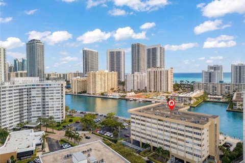 Condo in Hallandale Beach, Florida, 1 bedroom  № 1991221 - photo 20