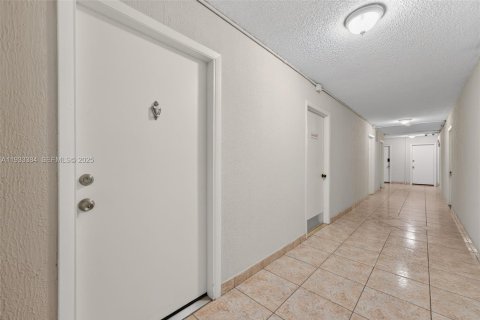 Condo in Hallandale Beach, Florida, 1 bedroom  № 1991221 - photo 15