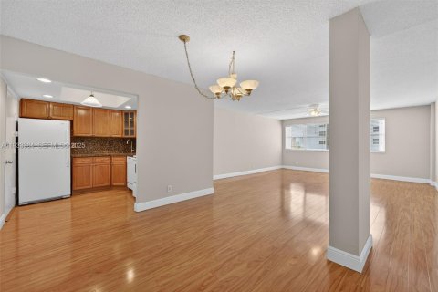 Condo in Hallandale Beach, Florida, 1 bedroom  № 1991221 - photo 1