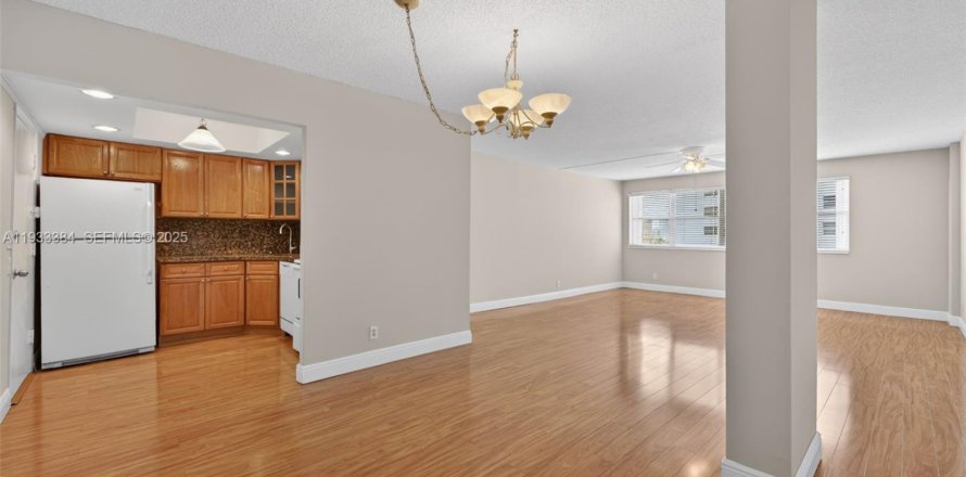 Condo in Hallandale Beach, Florida, 1 bedroom  № 1991221
