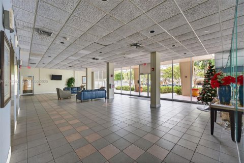 Condo in Hallandale Beach, Florida, 1 bedroom  № 1991221 - photo 17