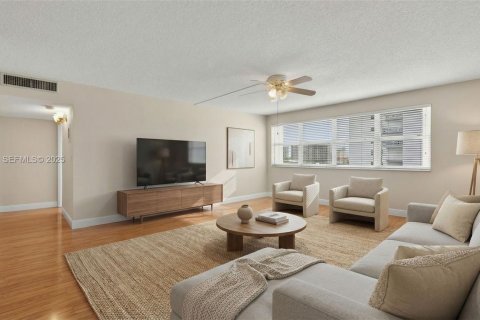 Condo in Hallandale Beach, Florida, 1 bedroom  № 1991221 - photo 7