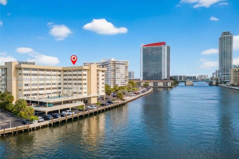 Condo in Hallandale Beach, Florida, 1 bedroom  № 1991221 - photo 22