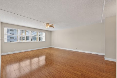 Condo in Hallandale Beach, Florida, 1 bedroom  № 1991221 - photo 6