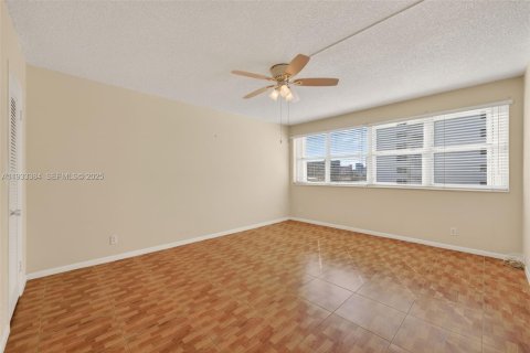 Condo in Hallandale Beach, Florida, 1 bedroom  № 1991221 - photo 10